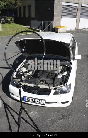 Un microphone array d'un appareil photo acoustique mis en place pour mesurer le bruit du moteur d'une voiture Lexus IS 200 Sportcross à TU Darmstadt Banque D'Images