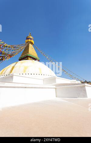 Socle blanc et deuxième niveau plate-forme prenant en regard de la spire au Stupa Boudhanath à Katmandou, au Népal. La verticale Banque D'Images