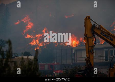 Zagreb, Croatie. 28 avril 2024. Feu de forêt près du village de Zrnovnica, Croatie le 27.08.2024. Photo : Zvonimir Barisin/PIXSELL crédit : Pixsell/Alamy Live News Banque D'Images