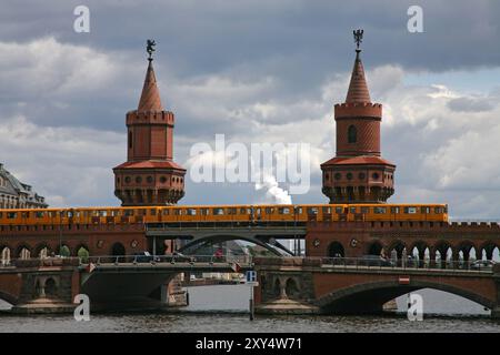 Métro sur le pont Oberbaum à Berlin, Allemagne, Europe Banque D'Images