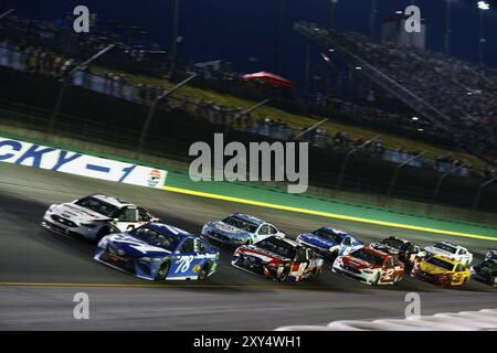 14 juillet 2018, Sparta, Kentucky, États-Unis : Martin Truex, Jr (78 ans) amène sa voiture dans les virages lors du Quaker State 400 au Kentucky Speedway à Spart Banque D'Images