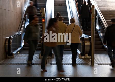 Les gens sur un escalator Banque D'Images