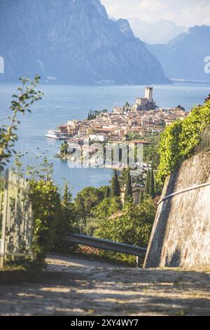 Joli village italien idyllique, route de montagne et lac capturé d'en haut. Malcesine au lago di Garda Banque D'Images