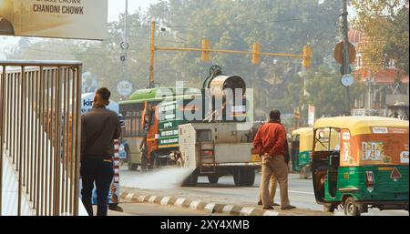 New Delhi, Delhi, Inde. Camion de pompier pulvérisant de l'eau sur les rues de Delhi en raison d'une urgence de pollution. Le gouvernement prévoit de pulvériser de l'eau dans la ville Banque D'Images