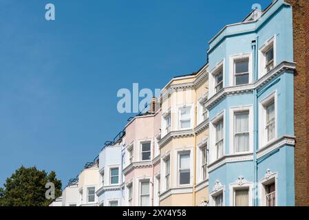 Colville Houses, une terrasse de propriétés pittoresques aux couleurs vives dans le Royal Borough de Kensington et Chelsea, Londres, Royaume-Uni. Pastel peint Banque D'Images