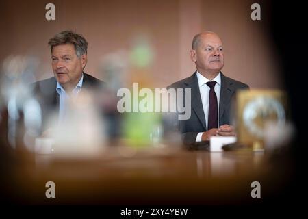 Robert Habeck, Olaf Scholz, réunion du cabinet DEU, Deutschland, Allemagne, Berlin, 21.08.2024 Robert Habeck , Bundesminister fuer Wirtschaft und Klimaschutz, Vizekanzler, Buendnis 90 Die Gruenen, Olaf Scholz , Bundeskanzler SPD v.l.n.r., vor der Kabinettssitzung im Berliner Kanzleramt Bundeskanzleramt in Berlin Deutschland 90 en : Robert Habeck , ministre allemand de l'économie et de la protection du climat et Vizanzl. *** Robert Habeck, Olaf Scholz, réunion du cabinet Banque D'Images