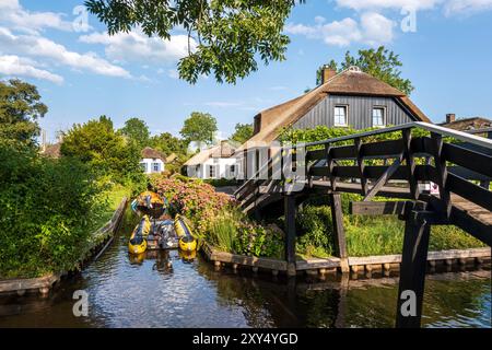 Ferme idyllique au toit de chaume dans le vieux Giethoorn avec fleurs d'été en fleurs. Old Giethoorn est une destination touristique internationale et attire environ 1 million de touristes dans ce petit village de la province d'Overijssel chaque année. Photo : ANP / Hollandse Hoogte / Evert Jan Luchies. pays-bas hors service - belgique hors service Banque D'Images