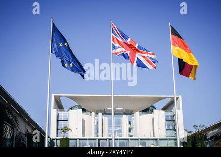 Die Fahne Europas, die des Vereinigten Koenigreichs Grossbritannien und Nordirland und die der Bundesrepublik Deutschland wehen im Wind vor dem Bundeskanzleramt in Berlin, anlaesslich des Besuchs von Premierminister des Vereinigten Koenigreichs Grossbritannien, 28.08.2024. Berlin Deutschland *** le drapeau de l'Europe, le drapeau du Royaume-Uni de Grande-Bretagne et d'Irlande du Nord et le drapeau de la République fédérale d'Allemagne agitent au vent devant la Chancellerie fédérale à Berlin, à l'occasion de la visite du premier ministre du Royaume-Uni de Grande-Bretagne, 28 08 2024 Banque D'Images