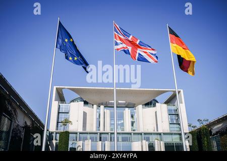 Die Fahne Europas, die des Vereinigten Koenigreichs Grossbritannien und Nordirland und die der Bundesrepublik Deutschland wehen im Wind vor dem Bundeskanzleramt in Berlin, anlaesslich des Besuchs von Premierminister des Vereinigten Koenigreichs Grossbritannien, 28.08.2024. Berlin Deutschland *** le drapeau de l'Europe, le drapeau du Royaume-Uni de Grande-Bretagne et d'Irlande du Nord et le drapeau de la République fédérale d'Allemagne agitent au vent devant la Chancellerie fédérale à Berlin, à l'occasion de la visite du premier ministre du Royaume-Uni de Grande-Bretagne, 28 08 2024 Banque D'Images