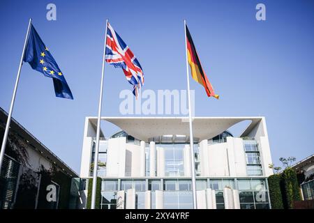 Die Fahne Europas, die des Vereinigten Koenigreichs Grossbritannien und Nordirland und die der Bundesrepublik Deutschland wehen im Wind vor dem Bundeskanzleramt in Berlin, anlaesslich des Besuchs von Premierminister des Vereinigten Koenigreichs Grossbritannien, 28.08.2024. Berlin Deutschland *** le drapeau de l'Europe, le drapeau du Royaume-Uni de Grande-Bretagne et d'Irlande du Nord et le drapeau de la République fédérale d'Allemagne agitent au vent devant la Chancellerie fédérale à Berlin, à l'occasion de la visite du premier ministre du Royaume-Uni de Grande-Bretagne, 28 08 2024 Banque D'Images