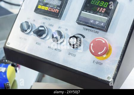 Gros plan Affichage technique sur le panneau de commande avec appareils électriques, rétroéclairage Banque D'Images