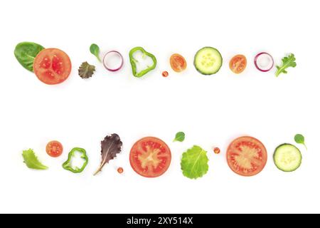 Les ingrédients de la salade de légumes frais, tourné à partir de ci-dessus, sur un fond blanc. Une télévision jeter la composition avec la tomate, le poivron, le concombre, l'oignon en tranches et mezcl Banque D'Images