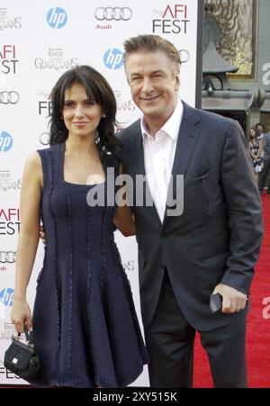 Alec Baldwin et Hilaria Thomas lors du Gala 2012 de l'AFI FEST projection de « Rise of the Guardians » au Grauman's Chinese Theatre à Hollywood, aux États-Unis Banque D'Images