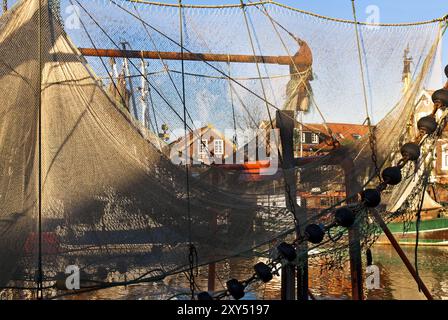 Filets de pêche tendus dans le port de Neuharlingersiel Banque D'Images