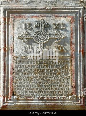 Vieille tablette de pierre sur un ancien pont de pierre près du monastère en ruines de Moni Kato Preveli sur la côte sud-ouest de la Crète, Grèce, Europe Banque D'Images