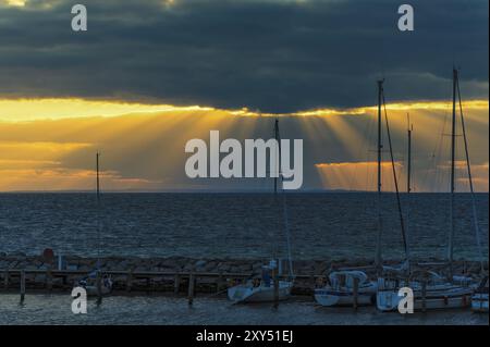 Voiliers au crépuscule dans le port de Timmendorf, île de Poel Banque D'Images