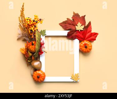 Vue de dessus du cadre en bois blanc avec des citrouilles et des feuilles d'automne et espace de copie pour le texte sur fond clair. Fond de concept d'automne Banque D'Images