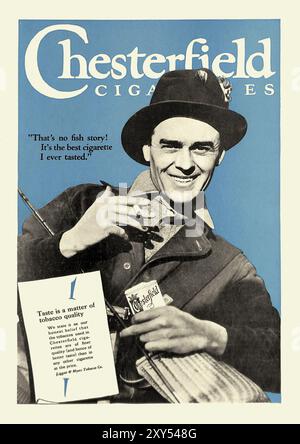 Publicité vintage pour les cigarettes Chesterfield feat a Smoking Fisherman, imprimée dans le numéro d'août 1923 du magazine Elks Banque D'Images