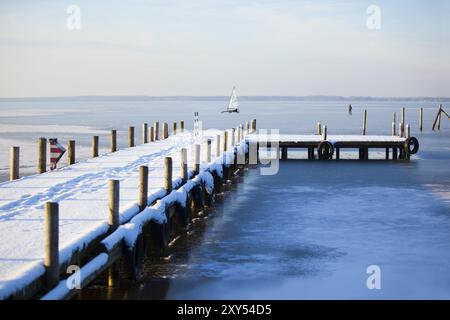 Jetée enneigée sur le Steinhuder Meer, Steinhude, basse-Saxe, Allemagne, Europe Banque D'Images