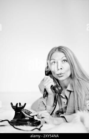 Portrait d'une femme blonde au téléphone Banque D'Images