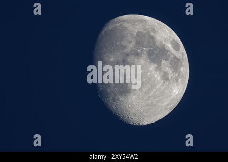 Trois quarts de lune dans la soirée Banque D'Images