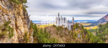 Château de Neuschwanstein le célèbre château en Allemagne situé à Fussen, Bavière, Allemagne, Europe Banque D'Images