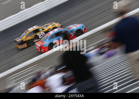 22 juillet 2018, Loudon, New Hampshire, USA : Erik Jones (20 ans) se bat pour la position lors du Foxwoods Resort Casino 301 au New Hampshire Motor Speedway Banque D'Images