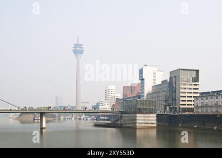 Port médiatique de Duesseldorf dans une brume Banque D'Images