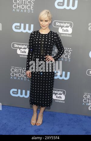 Emilia Clarke lors de la 23e cérémonie des Critics' Choice Awards qui s'est tenue au Barker Hangar à Santa Monica, États-Unis, le 11 janvier 2018 Banque D'Images