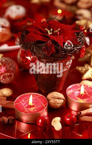 Décoration de Noël avec rose et boules dans les tons de rouge Banque D'Images