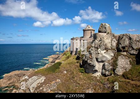 Vue sur le fort de la SLAT sur la péninsule du Cap Frehel en Bretagne Banque D'Images