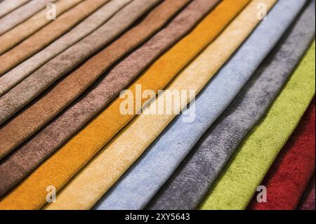 Échantillons colorés et lumineux de tissus de meubles et de tissus d'ameublement. Gros plan d'une palette de bandes abstraites textiles de différentes couleurs Banque D'Images