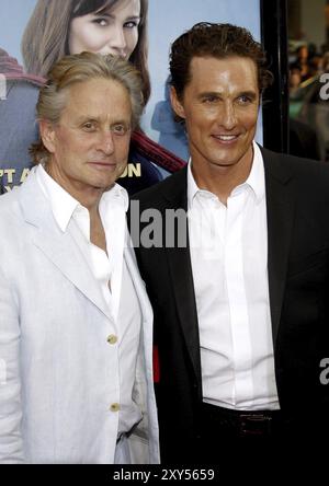 Matthew McConaughey et Michael Douglas lors de la première à Los Angeles des Ghosts of girlfries passées qui se sont tenus au Grauman Chinese Theatre à Los Angeles, Banque D'Images
