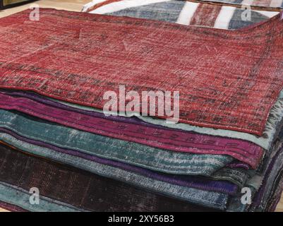 Pile de tapis colorés vintage Banque D'Images