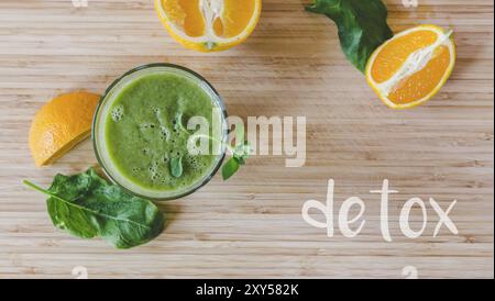 Arrangement d'un smoothie sain vert frais et des fruits sur un fond en bois. ?detox ? Banque D'Images