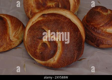 Pain challah tressé et cuit en pains ronds pour les deux jours festifs de célébration du nouvel an juif de Rosh Hashana et d'autres fêtes juives Banque D'Images