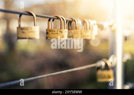 Cadenas suspendus côte à côte sur une rambarde de pont Banque D'Images