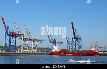 Der HHLA Container terminal Burchardkai ist die groesste und aelteste Anlage fuer den Containerumschlag im Hamburger Hafen Banque D'Images