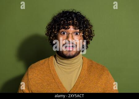 Portrait photo de beau jeune gars étonné réaction choquée habillé élégant vêtement brun isolé sur fond de couleur kaki Banque D'Images