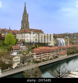 Berner Münster - Cathédrale de Berne dans le quartier Kirchenfeld de Berne en Suisse. Prise du pont Kirchenfeldbrücke. Banque D'Images