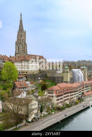 Berner Münster - Cathédrale de Berne dans le quartier Kirchenfeld de Berne en Suisse. Prise du pont Kirchenfeldbrücke. Banque D'Images