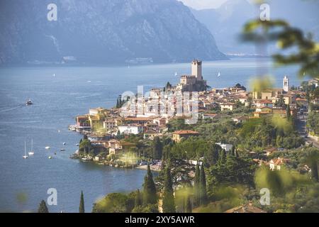 Joli village italien idyllique et lac capturé d'en haut. Malcesine au lago di Garda Banque D'Images