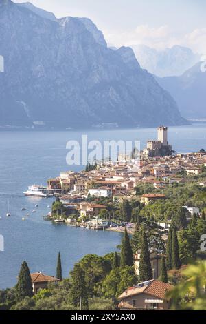 Joli village italien idyllique et lac capturé d'en haut. Malcesine au lago di Garda Banque D'Images