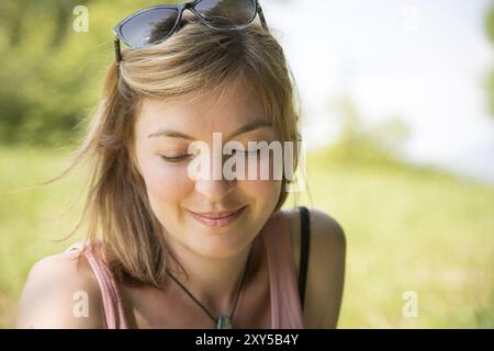 Portrait de jeune fille, cheveux blonds, l'heure d'été Banque D'Images