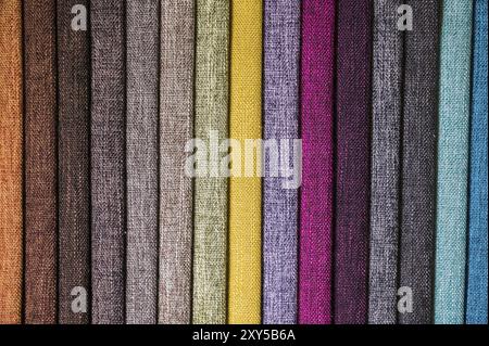 Échantillons colorés et lumineux de tissus de meubles et de tissus d'ameublement. Gros plan d'une palette de bandes abstraites textiles de différentes couleurs Banque D'Images