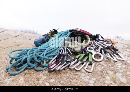 Équipement d'escalade, sac pour corde de magnésie et carabines vue du côté gros plan. A rochers et montagnes sur fond. Concept de sport de plein air Banque D'Images