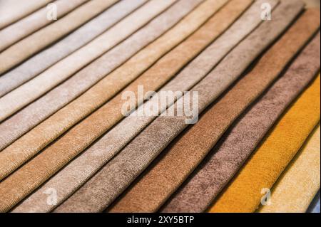 Échantillons colorés et lumineux de tissus de meubles et de tissus d'ameublement. Gros plan d'une palette de bandes abstraites textiles de différentes couleurs Banque D'Images