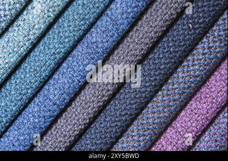 Échantillons colorés et lumineux de tissus de meubles et de tissus d'ameublement. Gros plan d'une palette de bandes abstraites textiles de différentes couleurs Banque D'Images
