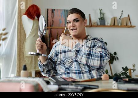 Une personne queer applique le maquillage tout en regardant dans un miroir, entouré de divers cosmétiques et outils. Banque D'Images