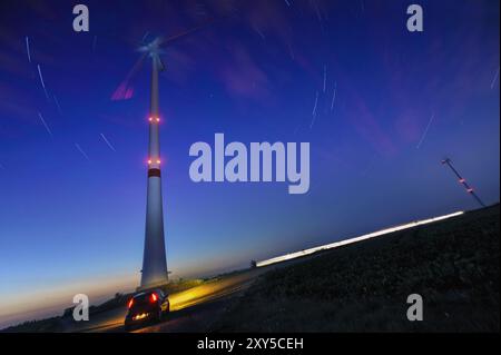 Startrails au-dessus des générateurs de vent regardant vers le nord Banque D'Images